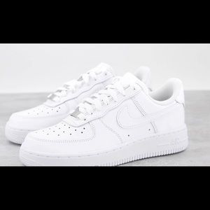 NIKE AIR FORCE 1 - WOMENS SIZE 7.5